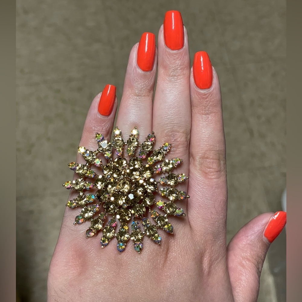 Huge Rhinestone Statement Ring - Picture 6 of 8